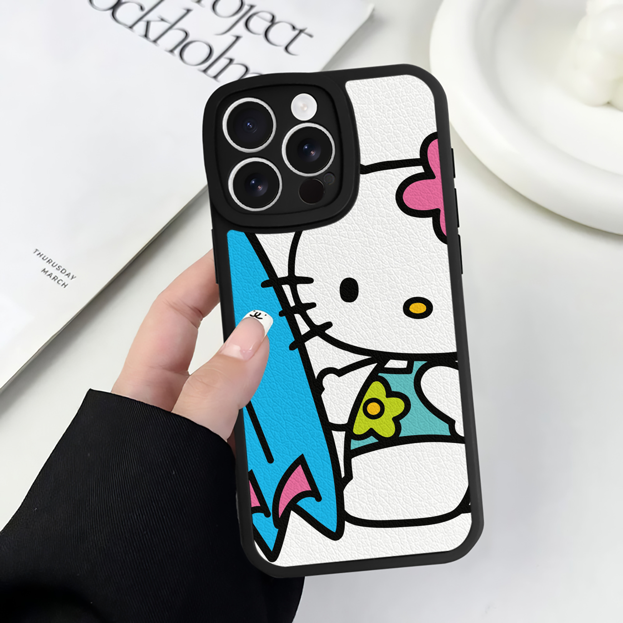 （画像用） Hello Kitty ハローキティ 【iPhone 16シリーズ対応】シリコンスマホケース（レザー調） 材質：シリコン